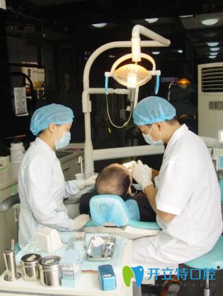 合肥佳德口腔医生给顾客做治疗 合肥佳德口腔医生给顾客做治疗