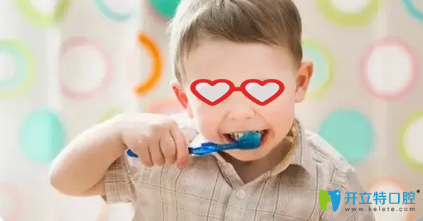 孩子换牙期间要每天刷牙保持口腔清洁