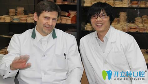 <!--<i data=20240703-sp></i>-->口腔方院长和世界口腔医生合影照 <!--<i data=20240703-sp></i>-->口腔方院长和世界口腔医生合影照