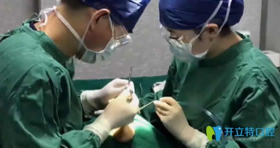 重庆华诺世口腔医生在给老妈做种植牙手术中