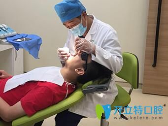 杜正强医生正在为顾客进行口腔检查