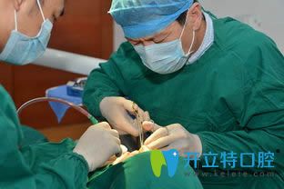 杭州时光口腔金桢粲种植牙手术操作现场图