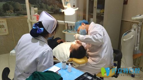 徐泓医生为顾客做牙齿矫正的工作照