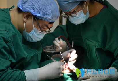 广州柏德口腔正在做微创种植牙手术图 广州柏德口腔正在做微创种植牙手术图