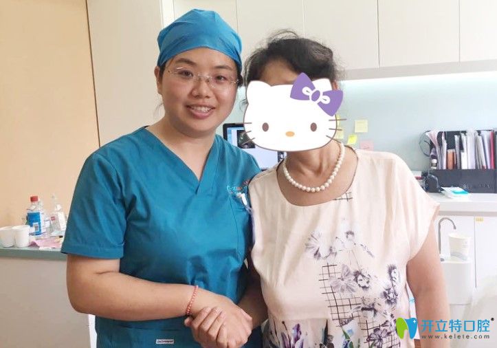 老妈和中诺医生合影 老妈和中诺医生合影