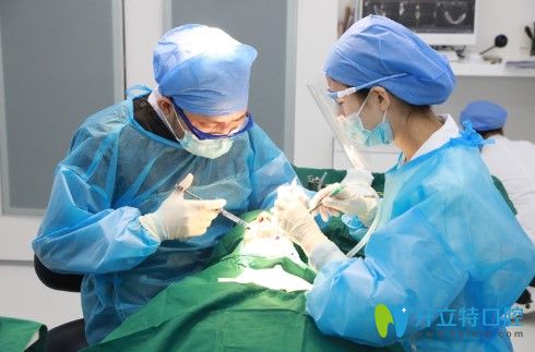 海德堡联合口腔医院徐齐富正在做种植手术 海德堡联合口腔医院徐齐富正在做种植手术