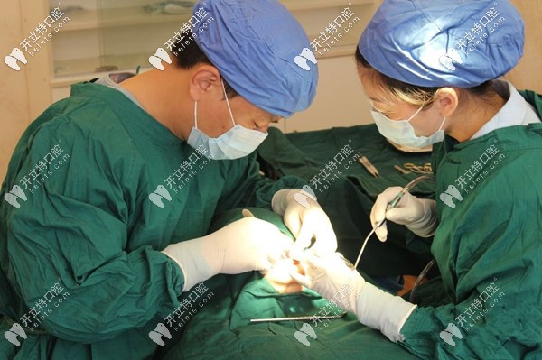 我在广州德系口腔做半口种植牙手术中