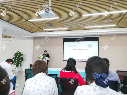重庆团圆开诊前全体员工进行疫情相关防护知识