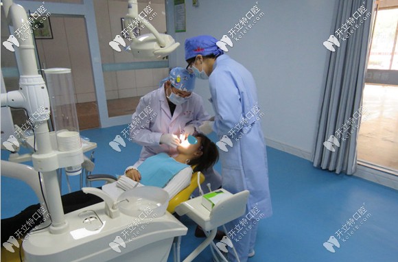 门诊采用四手操作，一人一用的牙科标准