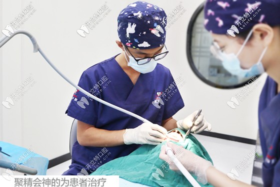 魏文龙医生的日常工作照