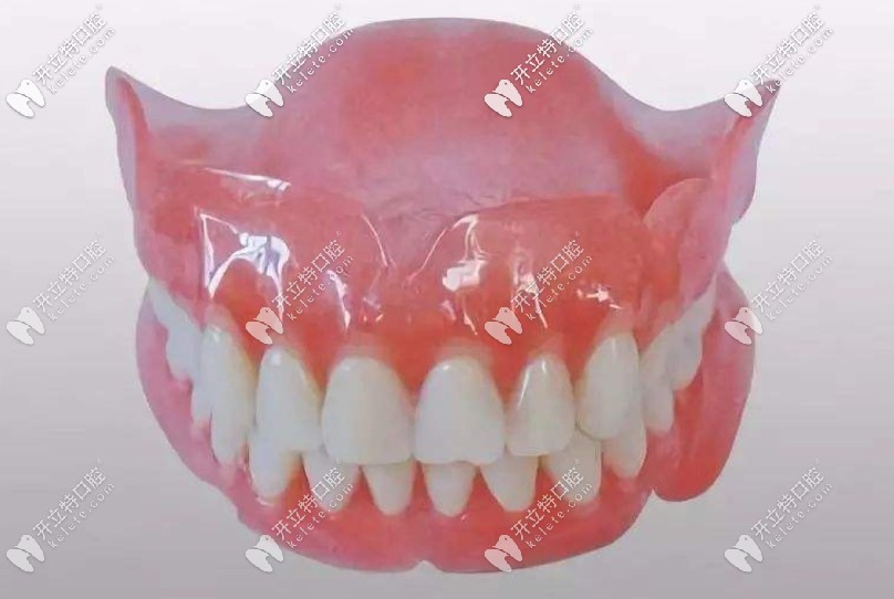 全口活动假牙主由基托（下图红色部分）和人工牙齿（白色部分）组成