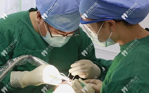 72岁高龄老人在广州柏德口腔做种植牙的手术现场