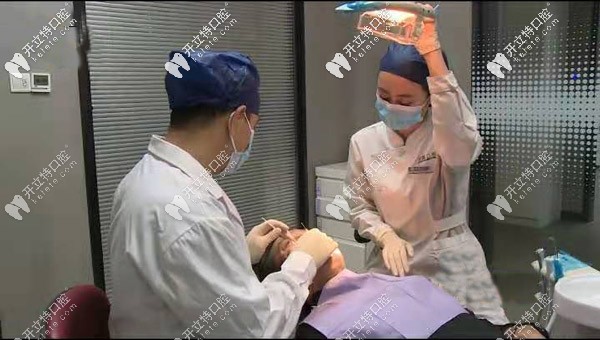 高振华医生在为卢先生做速齿种植手术