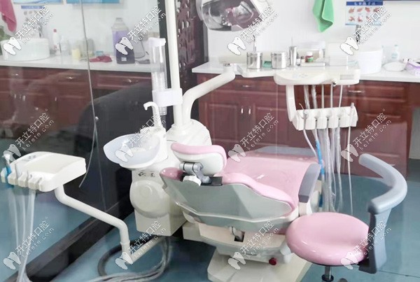 诊室内粉色牙椅