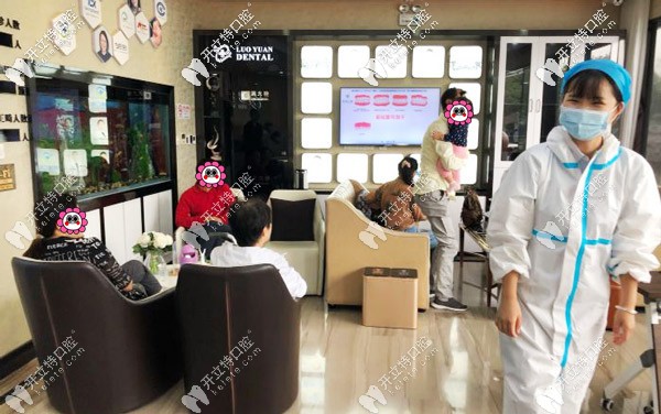 休息区也有很多人再等候 休息区也有很多人再等候
