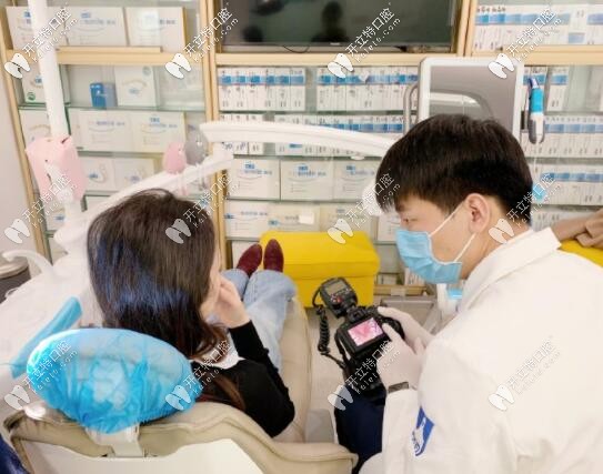 李志鹏医生在为小姐姐讲解分析牙齿情况