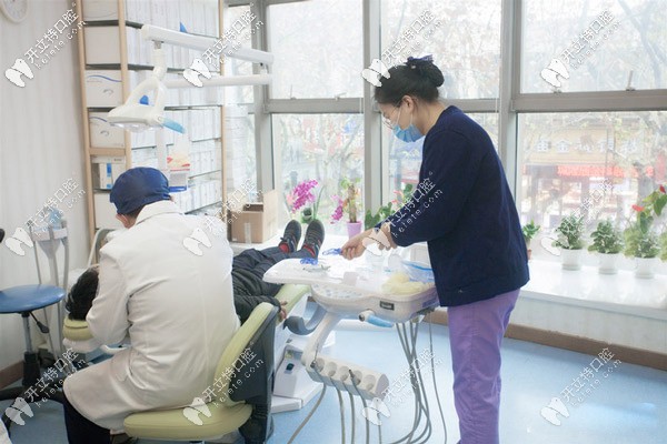 邢医生在为顾客做矫正复查