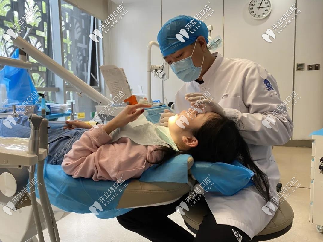 贾医生细心工作操作中