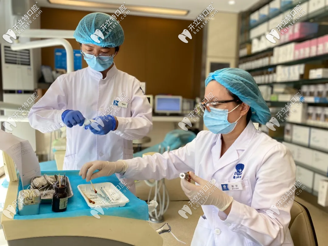 谭老师用心工作中