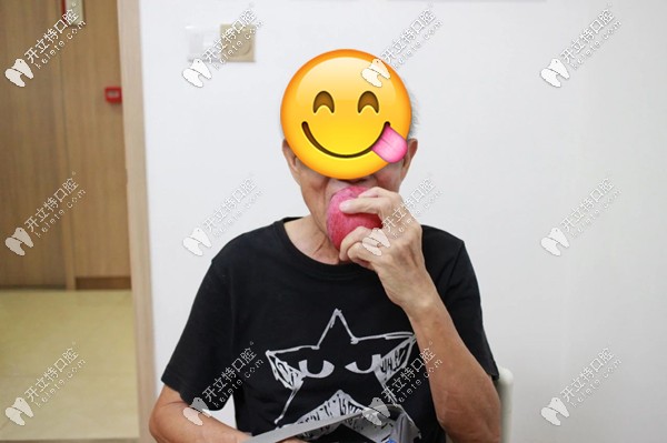 顾客在广州好大夫口腔种牙后可即可吃苹果