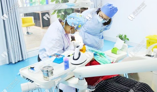雅博医生正在给顾客看牙 雅博医生正在给顾客看牙