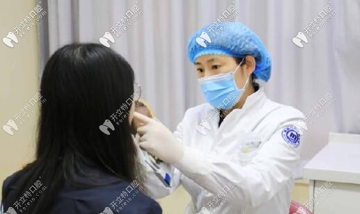 西安美奥口腔医生正在检查牙齿