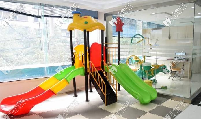 时代口腔的儿童玩耍区和诊室
