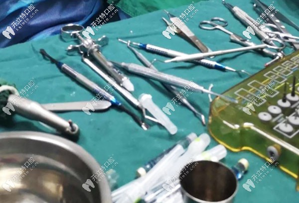 种植牙手术过程中使用的工具
