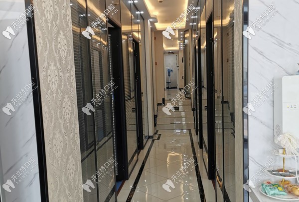 两边都是诊室,尽头是专做口腔检查的地方 两边都是诊室,尽头是专做口腔检查的地方