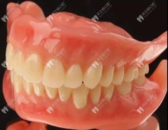 吸附性假牙展示图