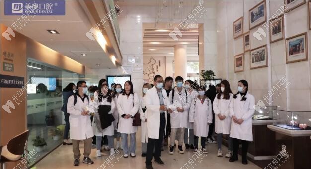 赵鑫院长带领学生参观美奥口腔医院环境